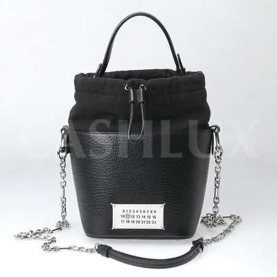 메종 마르지엘라 시그니처 라벨탭 체인스트랩 버킷백(S61WG0035)
